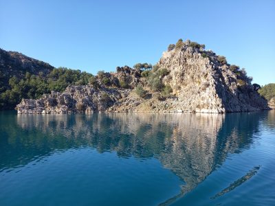 Spiegelbild auf flachem Wasser